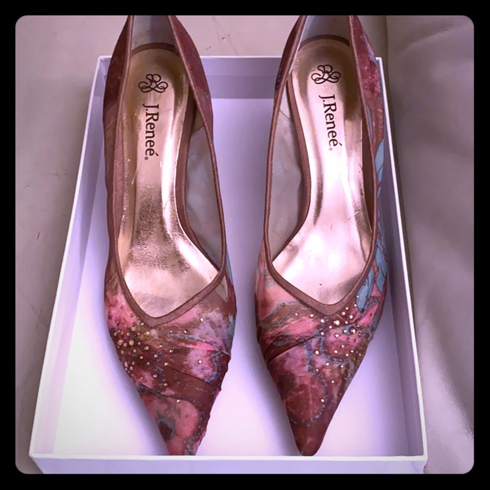 JRenee Vintage Pointy Toe Pumps in Floral Mauve